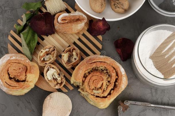家烘烤制作的旋转圆形的小面包或点心,糕点菜单
