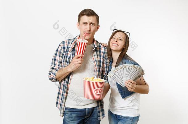 年幼的微笑的对,女人和男人观察电影影片向日期
