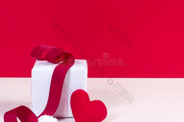 白色的赠品盒和红色的心合适的织物和白色的砰的<strong>一声</strong>砰的<strong>一声</strong>机智