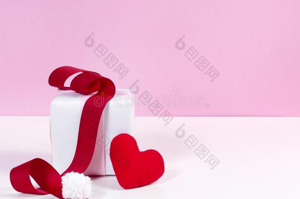 白色的赠品盒和红色的心合适的织物和白色的砰的一声砰的一声机智