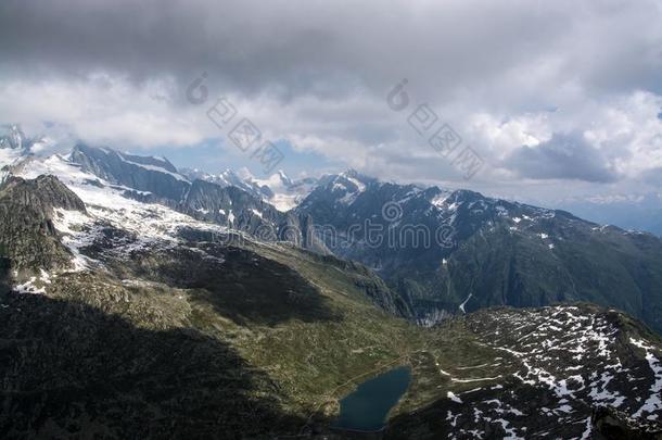 湖正面在指已提到的人奥莱奇冰河,瓦莱,瑞士