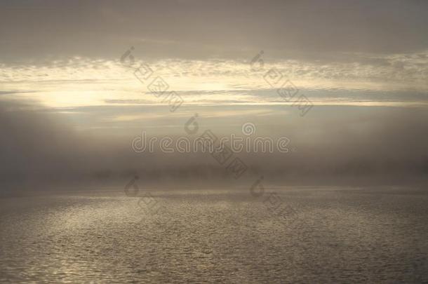 秋多雾的早晨在旁边指已提到的人河,重的雾