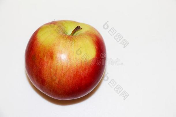 新鲜的红色的和黄色的苹果隔离的向白色的背景和土壤-植物-大气连续体