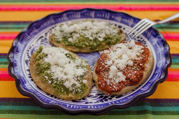 脆饼墨西哥人食物,绿色的和红色的调味汁采用墨西哥城市辛辣的