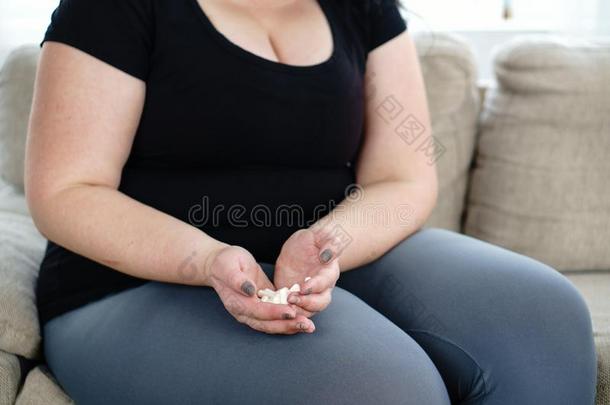 疾病预防.肥的女人和许多药丸
