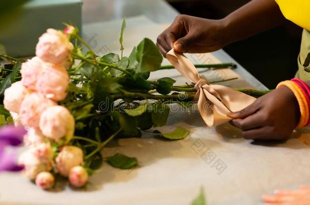 专业的室内装饰师形成花束为浪漫的日期