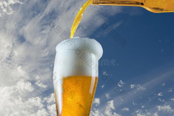 传布玻璃关于啤酒从瓶子向天背景