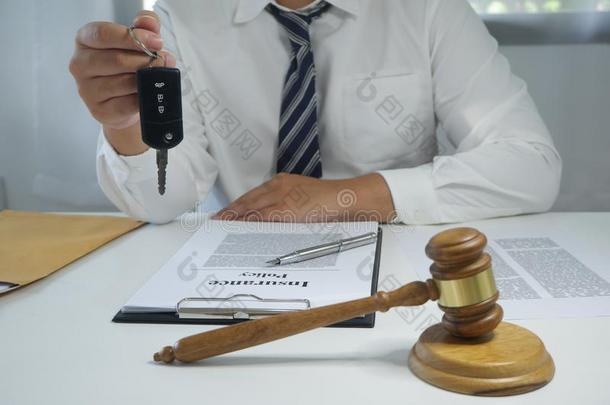 律师佃户租种的土地汽车钥匙,审判小木槌铁锤向律师书桌