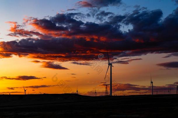 augment增加2017â新疆,中国â风涡轮机在日落采用伯克