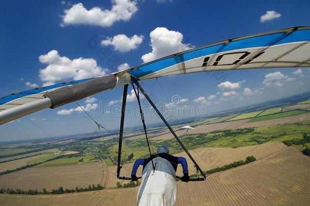 悬挂滑翔机飞行员飞高的在上面地形