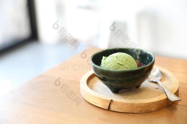 日本人绿色的茶水冰乳霜和红色的豆构成顶部的东西向木制的帐单