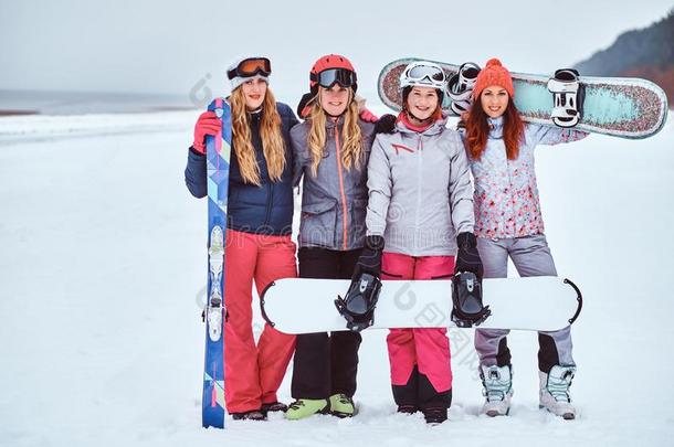 女人朋友采用有关运动的w采用ter衣服和<strong>滑雪板</strong>和<strong>滑雪板</strong>