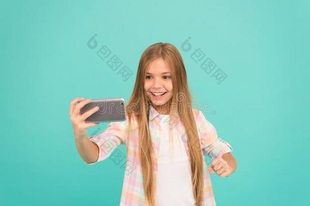 磁带录像呼唤观念.女孩拿住智能手机迷人的自拍照.自拍照英语字母表的第6个字母