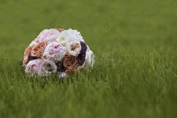 婚礼花束和粉红色的玫瑰和荚莲属的植物花