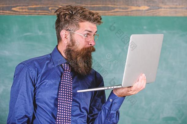 低到臀部的教师穿着眼镜和领带保存便携式电脑冲浪运动