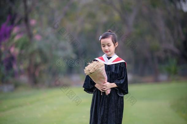 亚洲人漂亮的小孩女孩渐变.女孩微笑向graduati向科德格