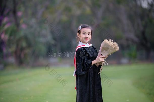 亚洲人漂亮的小孩女孩渐变.女孩微笑向graduati向科德格