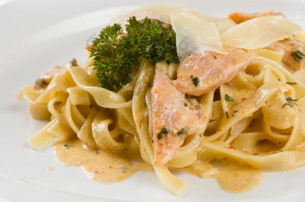 美味的鲑鱼面团盘,意大利干面条面条和帕尔马干酪一