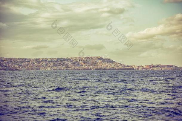 全景的风景优美的看法关于那不勒斯看见从海