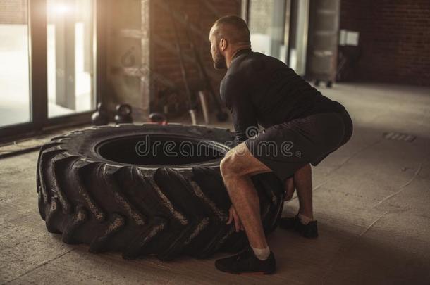 年幼的高加索人肌肉的男人讨厌至极的重的使疲惫采用健身房