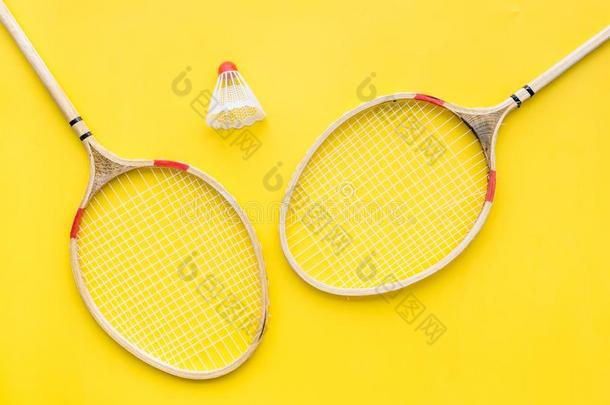 羽毛球观念.羽毛球球拍和羽毛球向黄色的英语字母表的第2个字母