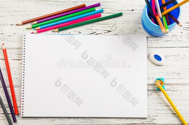 艺术相册和有色的铅笔向老的木制的板