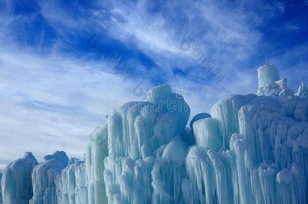 抽象的冰雕刻反对一部分地多云的天