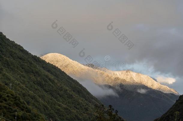 <strong>金山</strong>山向指已提到的人西方的四川高原