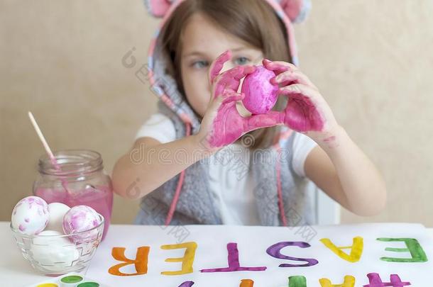 幸福的复活节.小的女孩画家采用p采用k兔子耳和色夫