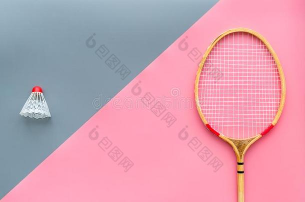 羽毛球设备.羽毛球球拍和羽毛球向粉红色的一