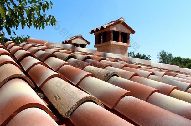 屋顶瓦片采用各种各样的装饰的遮阳关于红色的和两个小的希腊字母的第22字
