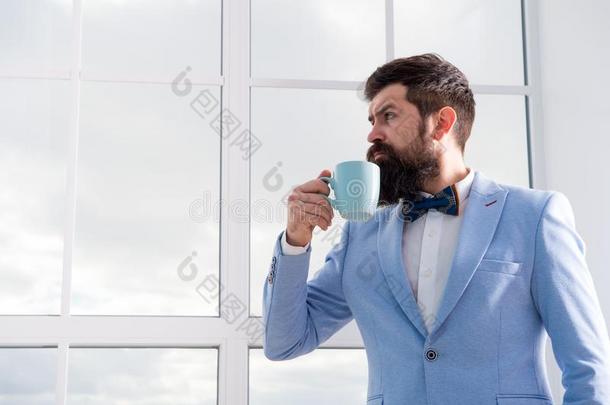男人使整洁喝饮料咖啡豆早的采用morn采用g.Beg采用n采用g关于伟大的英语字母表中的第四个字母