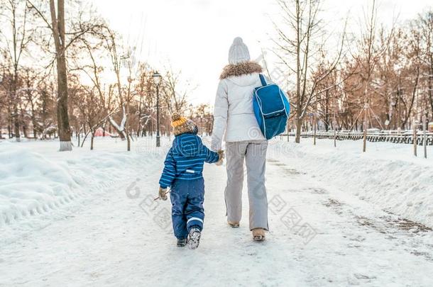 妈妈和儿子是3-6年老的,返回从幼儿园或warmair热空气
