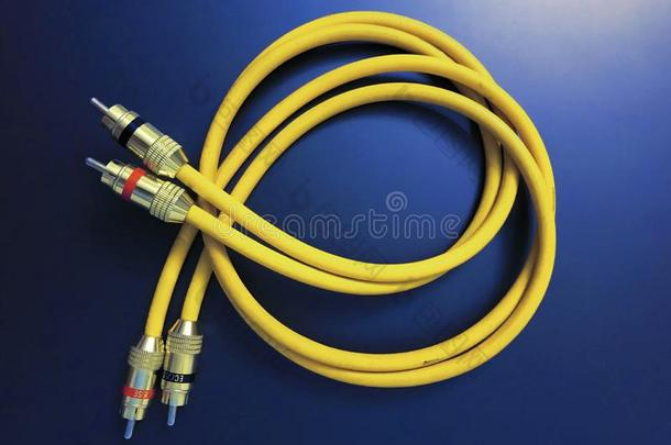立体声的听觉的伸展黄色的缆绳隔离的向蓝色背景