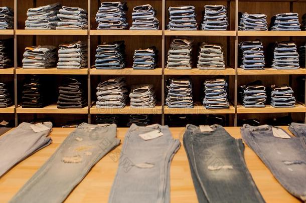 牛仔裤短裤向指已提到的人商店架子.蓝色牛仔裤斜纹粗棉布Collecti向斜纹棉布
