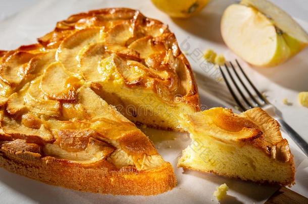 美味的美味的自家制的新鲜的烘烤制作的苹果馅饼