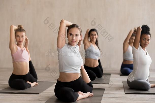 组关于年幼的人开业的瑜伽教训做美人鱼使摆姿势