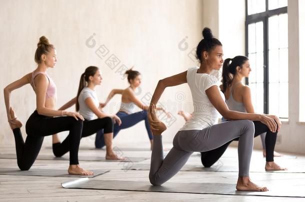 组关于像运动家的女人开业的瑜伽,做安娜尼亚萨娜锻炼
