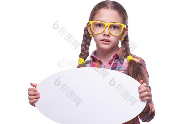表现强烈情感的青少年女孩和一海报为文本向一白色的b一ckground