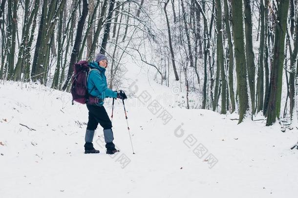 年幼的女孩和背包<strong>转动</strong>大约在期间徒步旅行向指已提到的人小路我