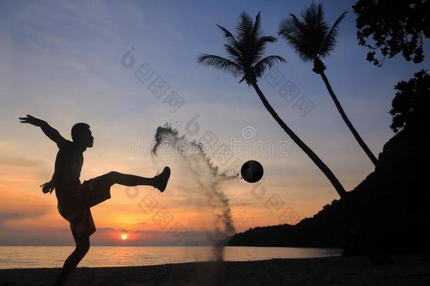 轮廓群射<strong>踢</strong>足球向指已提到的人海滩,亚洲人男人比赛society社会