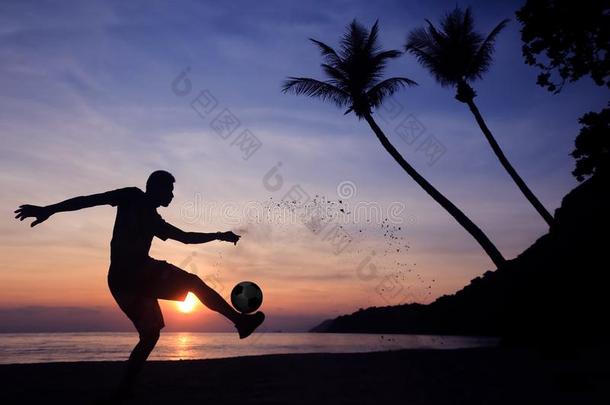 轮廓群射<strong>踢</strong>足球向指已提到的人海滩,亚洲人男人比赛society社会