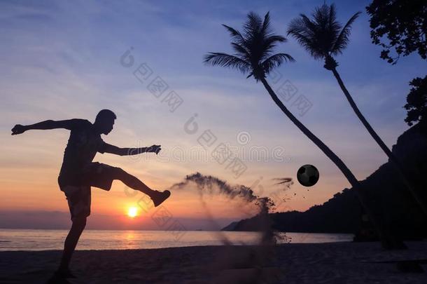 轮廓群射踢足球向指已提到的人海滩,亚洲人男人比赛society社会