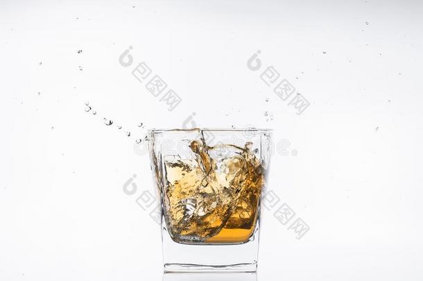 威士忌酒和冰.朗姆酒和冰.棕色的白兰地酒和冰.num.三冰