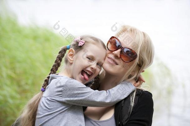 母亲和小的女儿微笑的