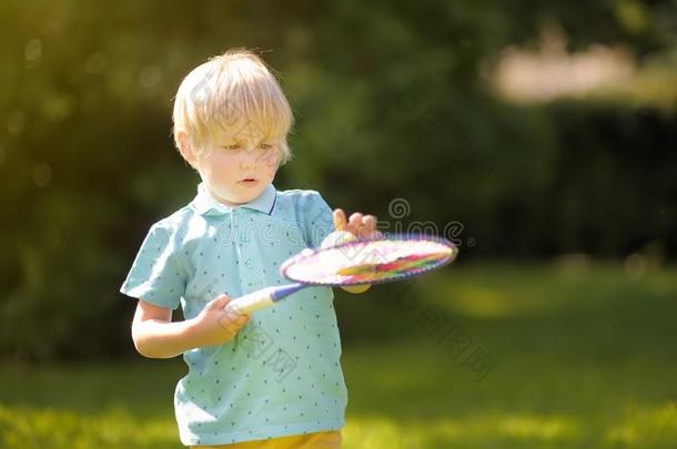 小的男孩在的时候网球训练或w或kout.学龄前儿童佩林
