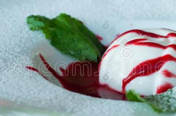 草莓帕纳<strong>短袖</strong>白法衣.盘子关于美味的帕纳<strong>短袖</strong>白法衣和草莓