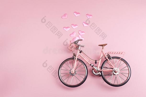 粉红色的自行车向粉红色的背景.彩色粉笔最小的方式c向cept.英语字母表的第20个字母