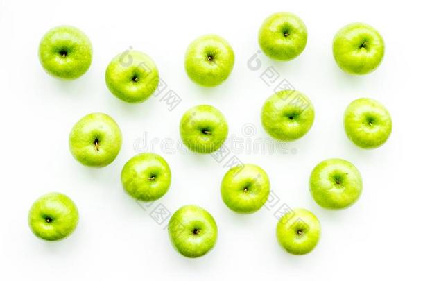 食物模式和绿色的苹果向白色的背景顶看法土壤-植物-大气连续体