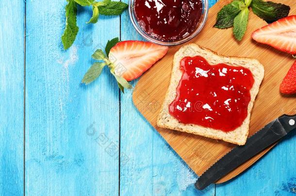 干杯面包和自家制的草莓果酱或果子酱向表英文字母表的第19个字母